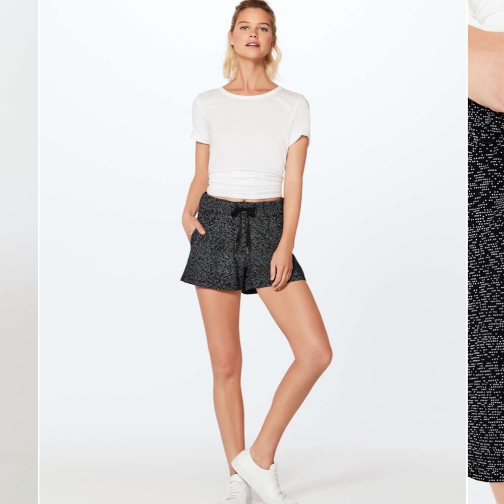 Lululemon On The Fly Short (2.5") Soundwave White Black / Black size 12